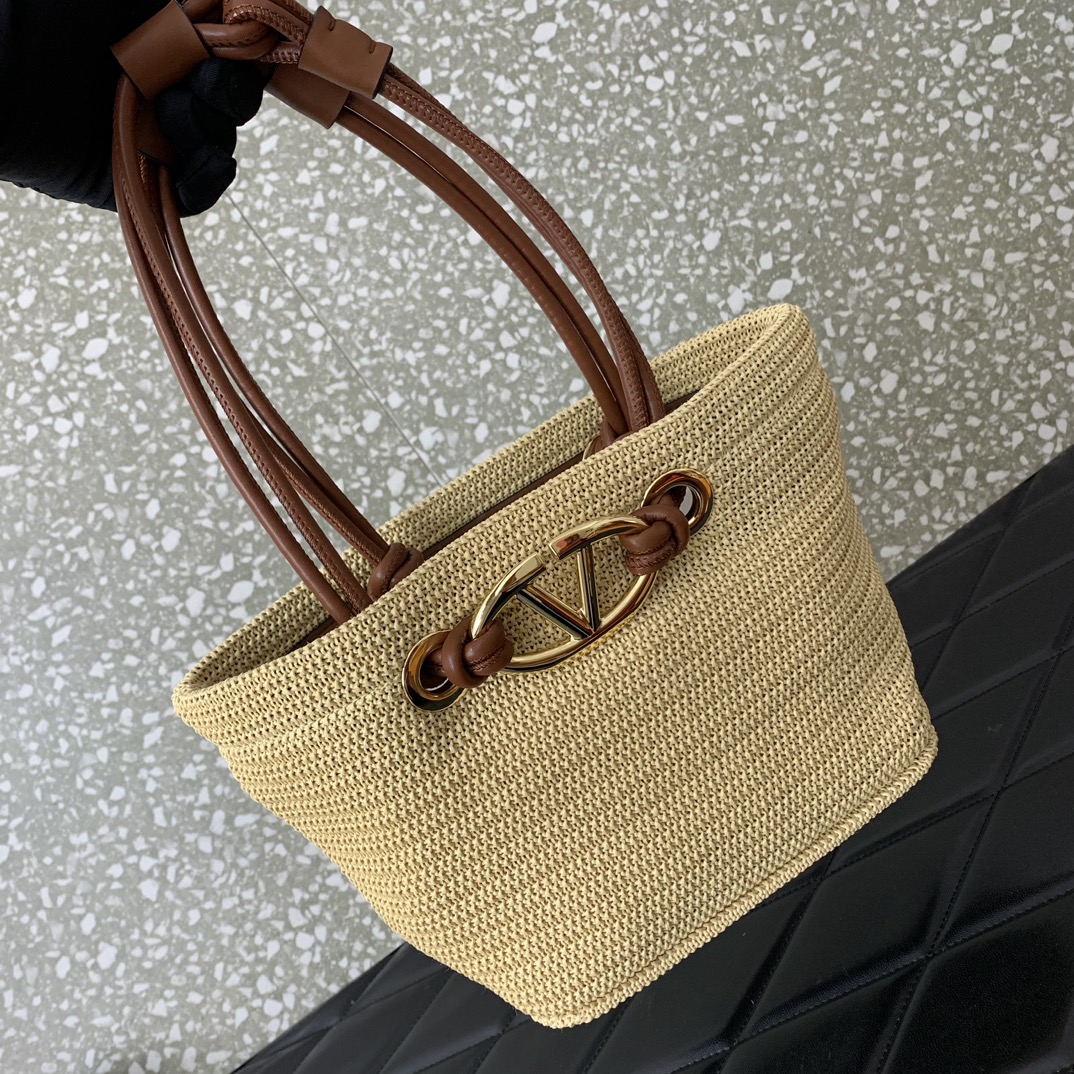 Valentino Garavani Escape Medium Shoulder Bag in Synthetic Raffia 